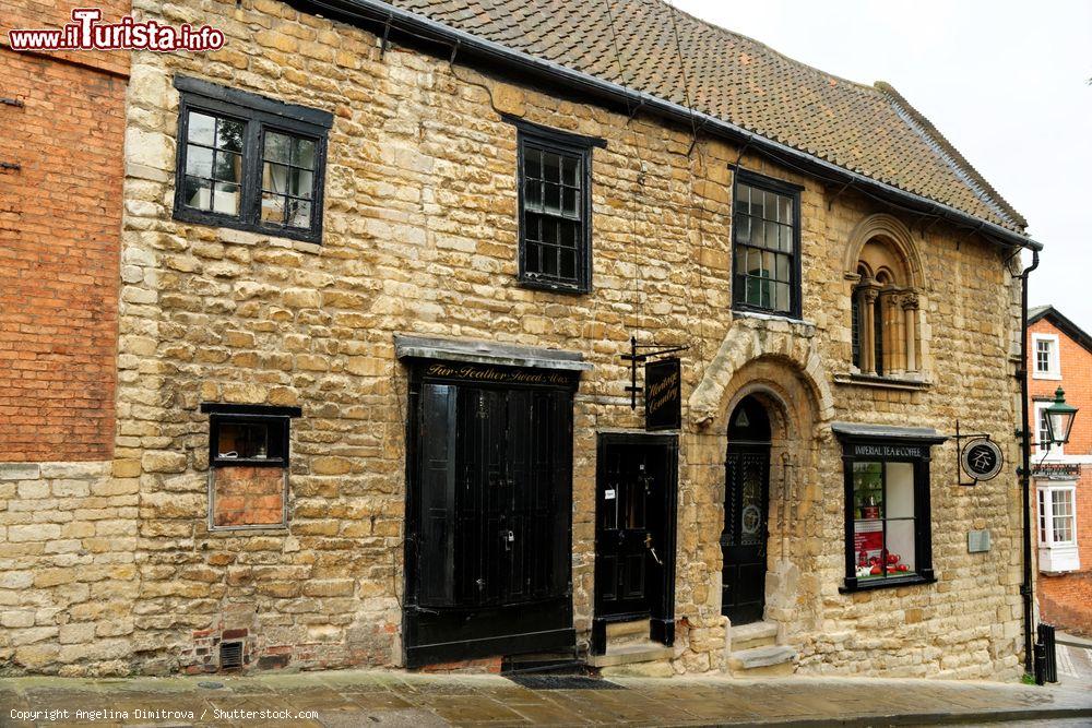 Immagine Una casa di epoca normanna a Steep Hill, Lincoln, Inghilterra. L'edificio è attualmente sede di un'azienda che importa tè - © Angelina Dimitrova / Shutterstock.com