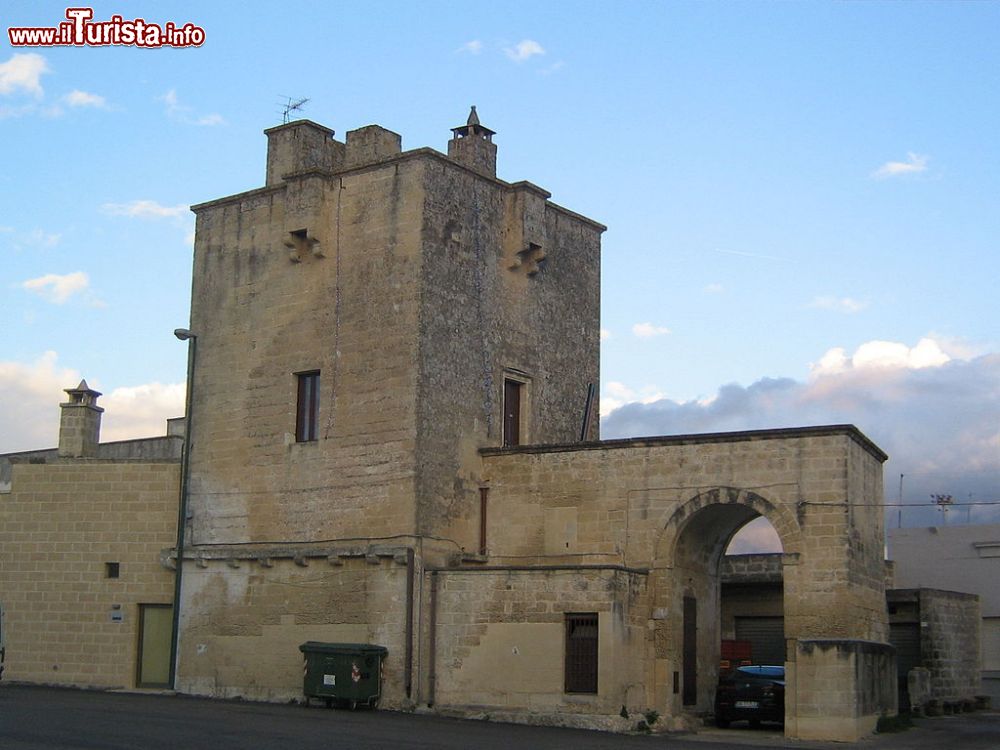 Immagine Una casa fortificata  nel centro storico di Merine in Provincia di Lecce - © Lupiae - CC BY-SA 3.0, Wikipediaef="http://creativecommons.org/licenses/by-sa/3.0" target="_blank" title="Creative Commons Attribution-Share Alike 3.0">CC BY-SA 3.0, Wikipedia