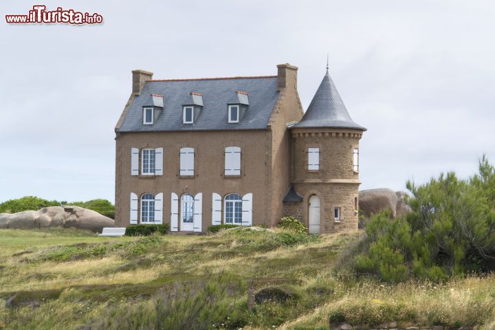 Immagine Una casa in granito nei pressi di Perros-Guirec in Bretagna, Francia. Siamo lungo la Costa di Granito Rosa che si estende sulla Manica fra Paimpol e Trebeurden