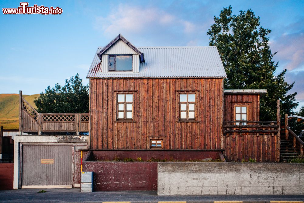 Immagine Una casa in legno a Husavik, nella regione di Norðurland eystra, in Islanda.