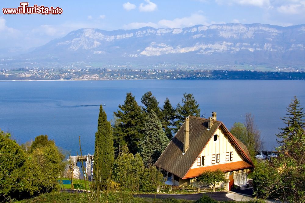 Immagine Una casa in legno con il tetto a spiovente davanti al lago di Aix-les-Bains, Francia.