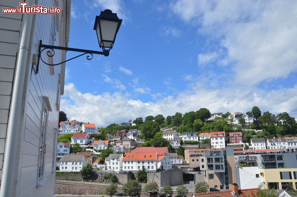 Immagine Una casa in legno di Arendal e il panorama della cittadina norvegese.