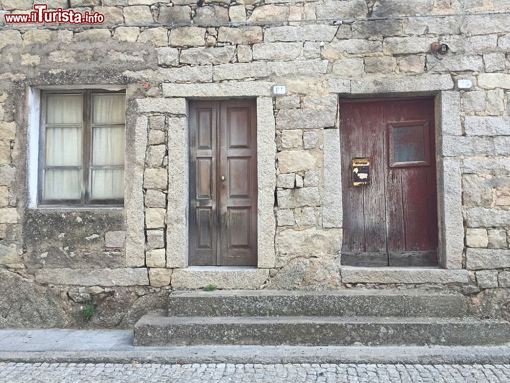 Immagine Una casa in pietra nel centro storico di Calangianus Di © Benoît Prieur / Wikimedia Commons, CC BY-SA 4.0, Collegamento