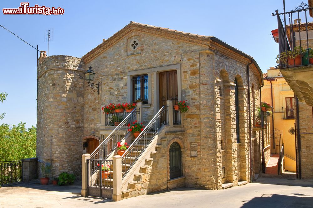 Immagine Una casa in pietra nel centro storico di Guardia Perticara, Basilicata. Il borgo è conosciuto come "il paese delle case in pietra": qui il regista Francesco Rosi scelse di girare il suo film "Cristo si è fermato a Eboli".