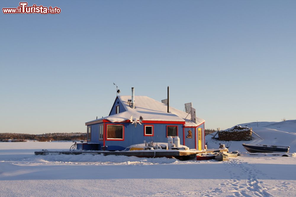 Immagine Una casa isolata sulla Yellowknife Bay sul Grande Lago degli Schiavi, in Canada