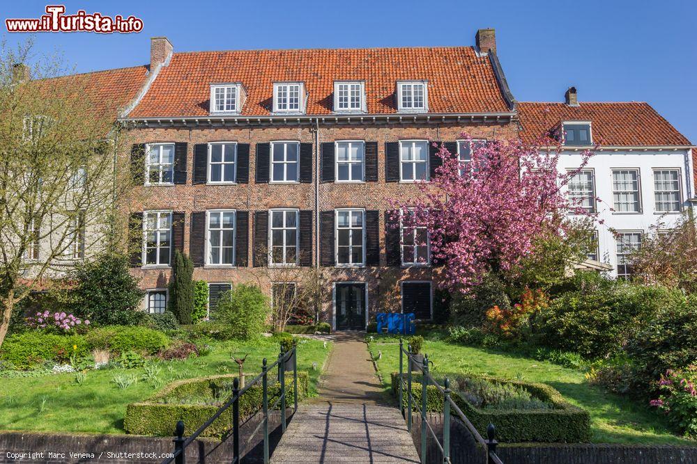 Immagine Una casa nel centro storico di Amersfoort, città della provincia di Utrecht, in Olanda - © Marc Venema / Shutterstock.com