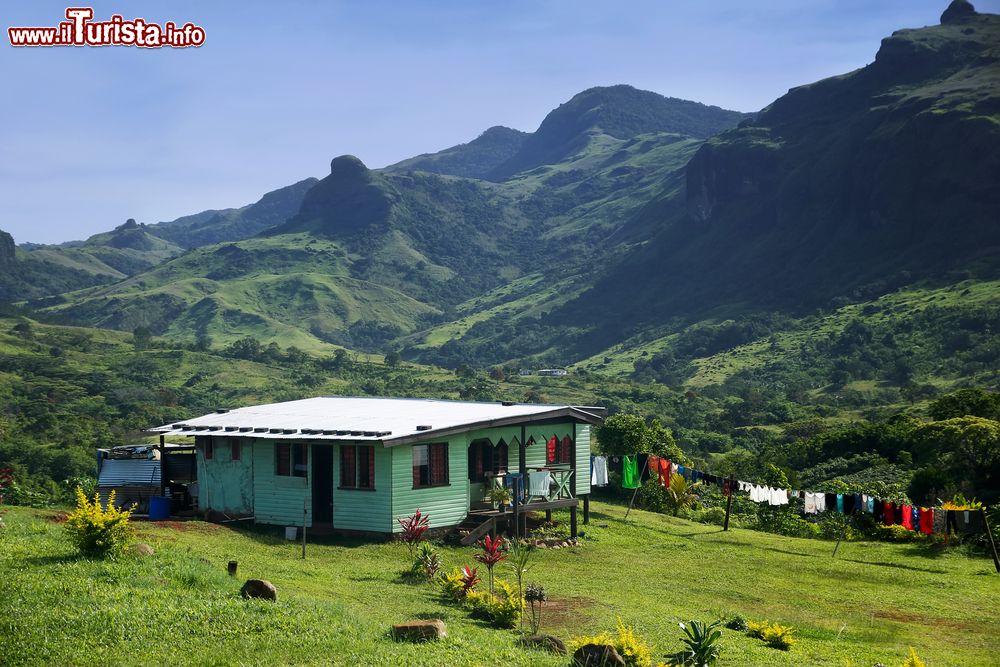 Immagine Una casa nel villaggio di Navala, isola di Viti Levu, Figi, immersa nella natura.