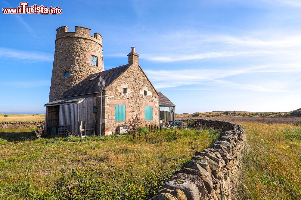 Immagine Una casa per le vacanze chiusa in inverno sull'isola di Lindisfarne, Inghilterra.