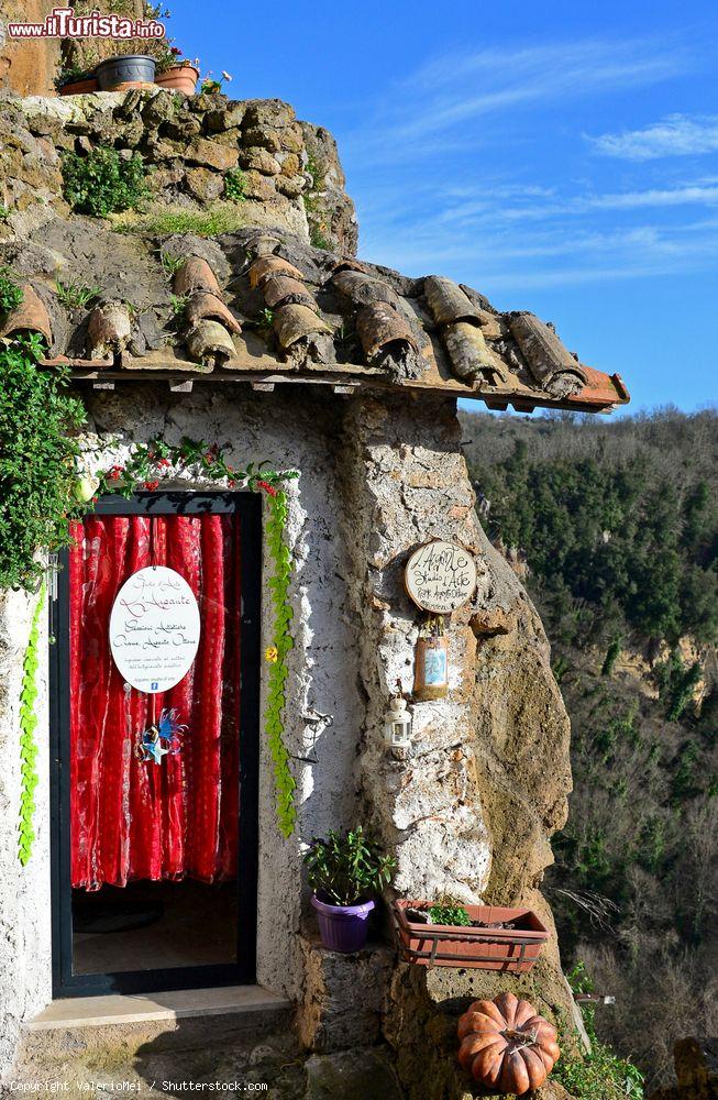 Immagine Una casa pittoresca di Calcata, il borgo degli artisti nel Lazio - © ValerioMei / Shutterstock.com