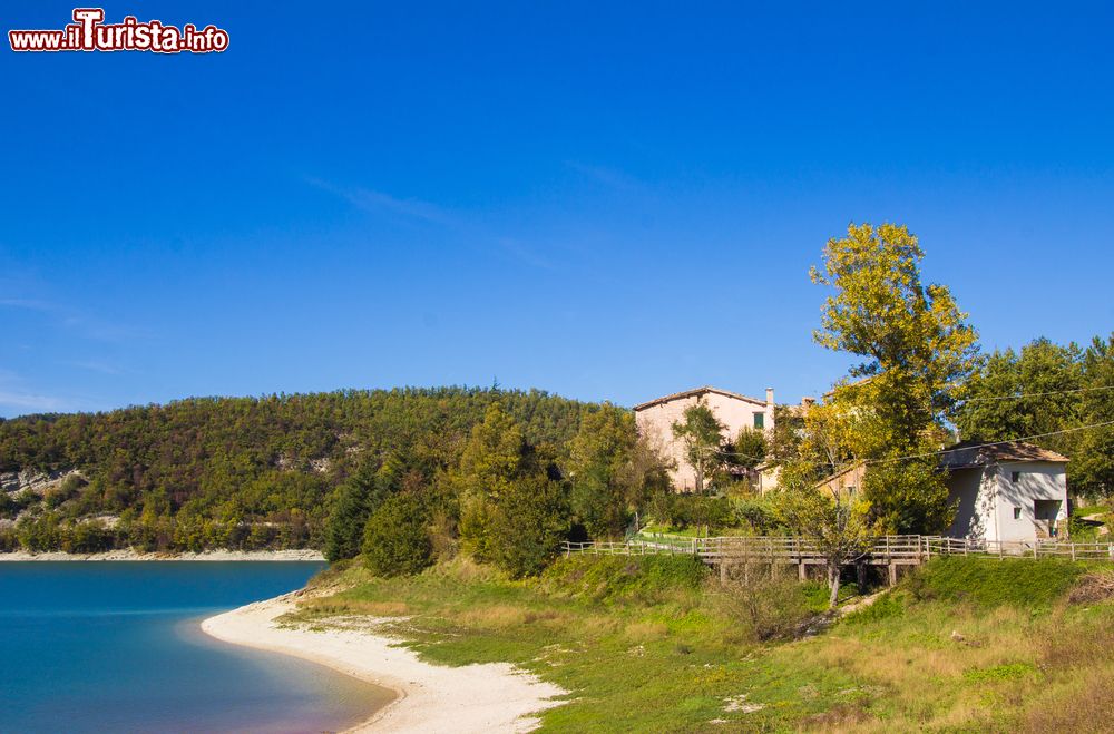 Immagine Una casa sulle rive del lago di Fiastra nelle Marche
