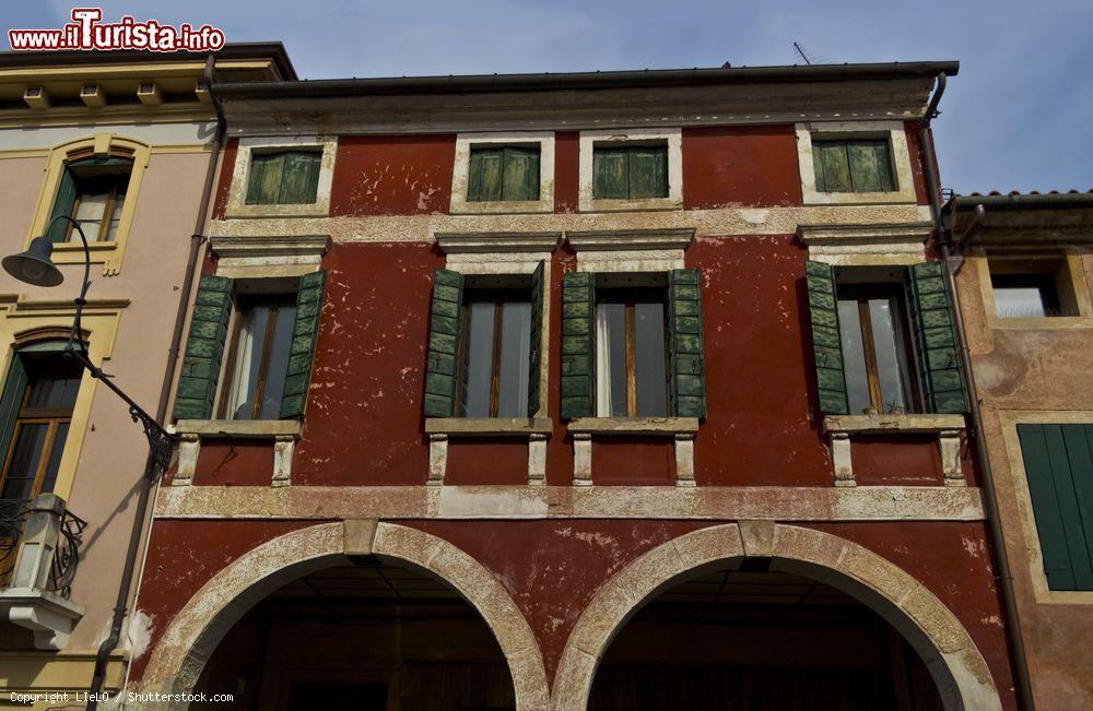 Immagine Una casa tipica del centro storico di Noale in Veneto - © LIeLO / Shutterstock.com