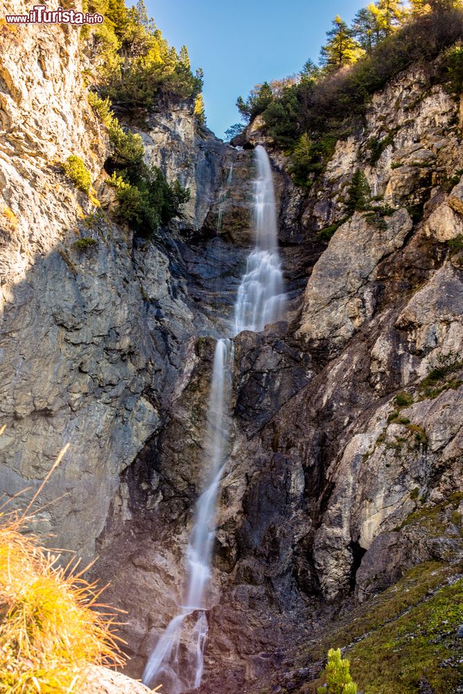 Immagine Una cascata fra le montagne nei pressi di Lenzerheide, Svizzera.