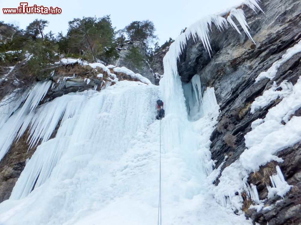 Immagine Una cascata ghiacciata nella regione di Andeer in Svizzera, Canton dei Grigioni