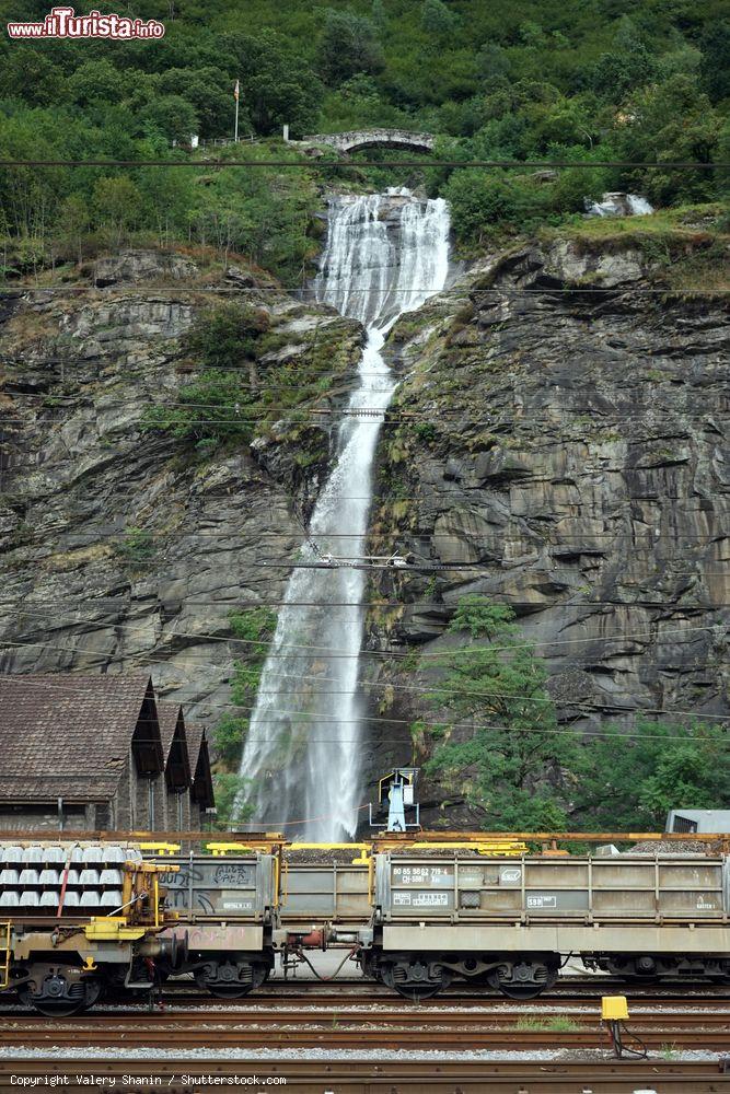 Immagine Una cascata nei pressi della stazione ferroviaria di Biasca in Svizzera, Canton Ticino - © Valery Shanin / Shutterstock.com