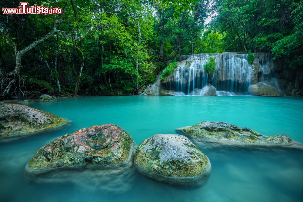 Immagine Una cascata nella foresta nell'Erawan National Park, Kanchanaburi, Thailandia.