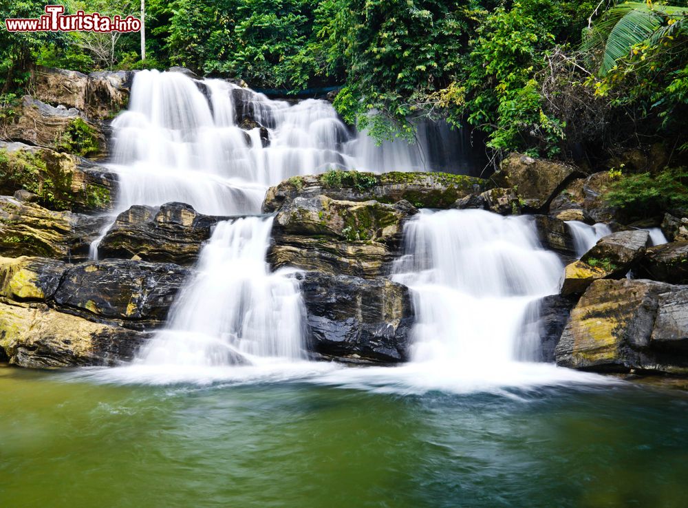 Immagine Una cascata nella provincia di Trang, sud della Thailandia. E' una delle principali attrazioni turistiche di questo spettacolare territorio thailandese.