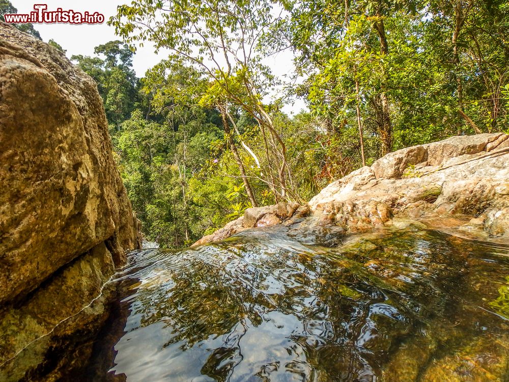 Immagine Una cascata tropicale nel mezzo della giungla fra alberi e rocce a Koh Pha Ngan, Thailandia. Siamo in cima alla Paeng Waterfall. Situata a circa 7 chilometri da Pai, questa cascata è accessibile sia in moto che in auto o con un 4x4.