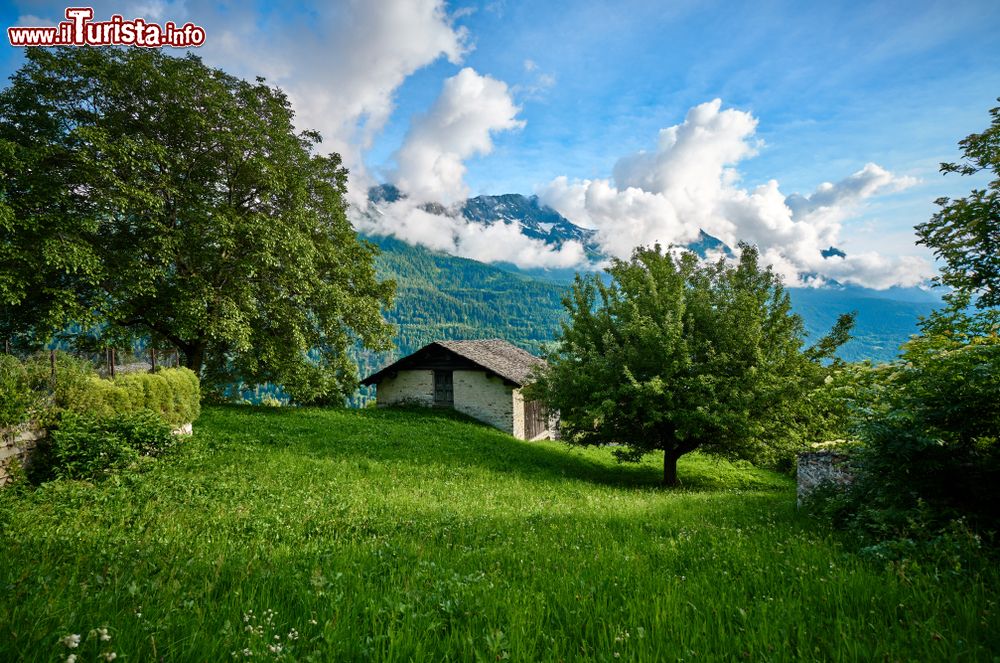 Immagine Una casetta immersa nei boschi di Soglio, frazione del Comune di Bregaglia (Svizzera). E' considerato fra i borghi più pittoreschi del paese.