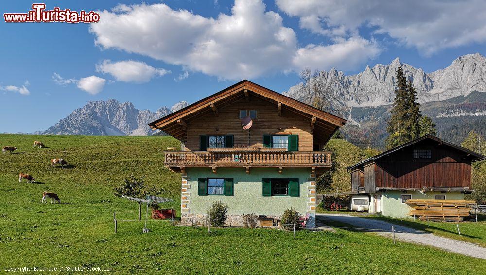 Immagine Una casetta in legno a Going am Wilden Kaiser, villaggio nei monti Kaiser: siamo nel distretto di Kitzbuehel, regioe di Soelllandl, Tirolo - © Balakate / Shutterstock.com