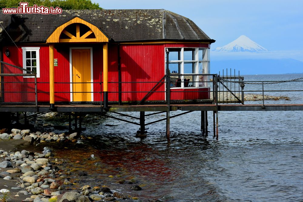 Immagine Una casetta in legno dai colori sgargianti a Puerto Varas, Cile.