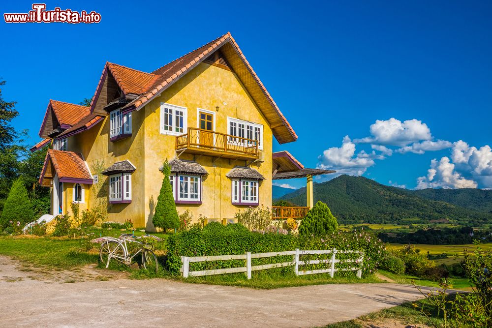 Immagine Una casetta in stile europeo nella campagna di Mae Hong Son, Thailandia.