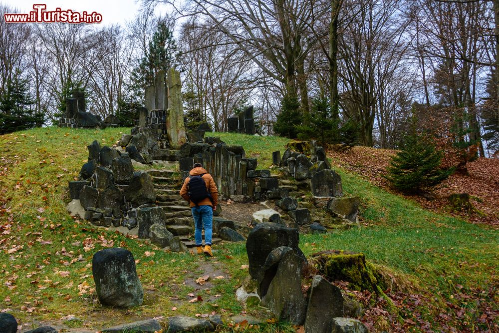 Immagine Una cava di pietra trasformata in monumento a Richterstuhl di Gablenz in Sassonia