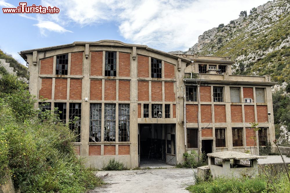 Immagine Una centrale idroelettrica abbandonata  Cassibile in Sicilia