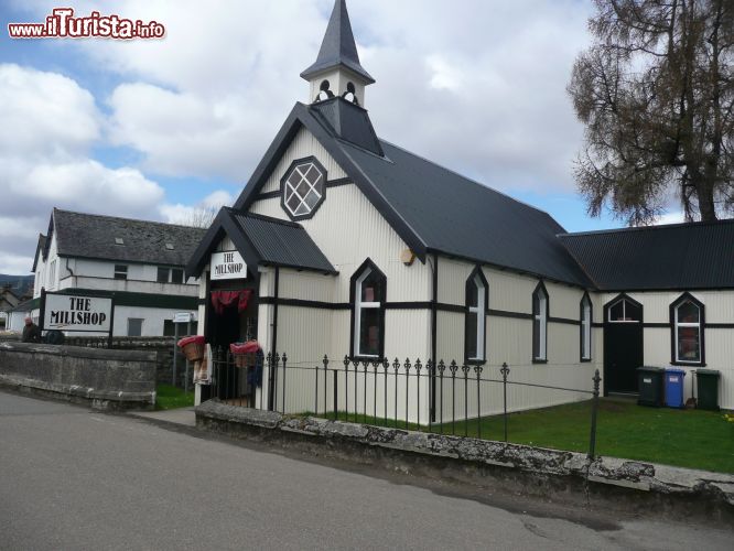 Immagine Un negozio di souvenir a Fort Augustus, Scozia - situato nella location dell'antica chiesa di Fort Augustus, The Mill Shop vende prodotti tipici della Scozia e soprattutto delle Highlands, quali indumenti e accessori in fantasia tartan, biscotti al burro, libri sulla storia, i luoghi e le leggende scozzesi e souvenir di vario genere. 