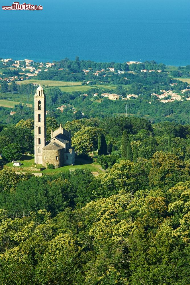 Immagine Una chiesa a San Nicolao in Corsica, sullo sfondo la costa orientale dell'isola