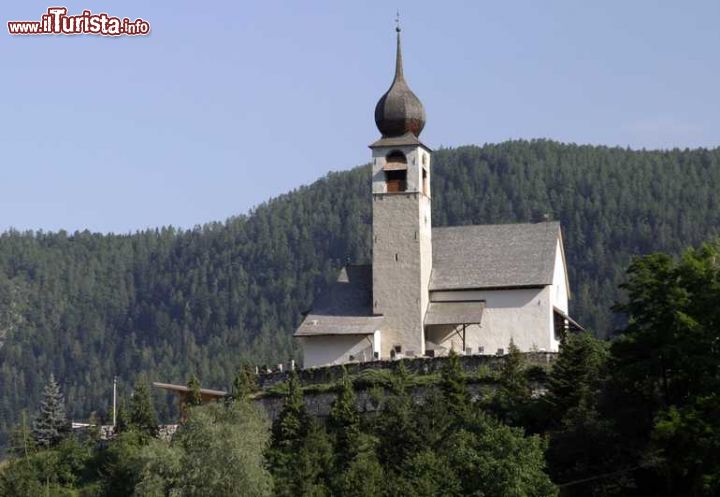 Immagine Una chiesa del territorio comunale di Ville d'Anaunia, a sud di Cles in Trentino