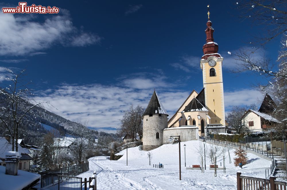 Immagine Una chiesa a Tarvisio fotografata in inverno: siamo nel nord della regione Friuli