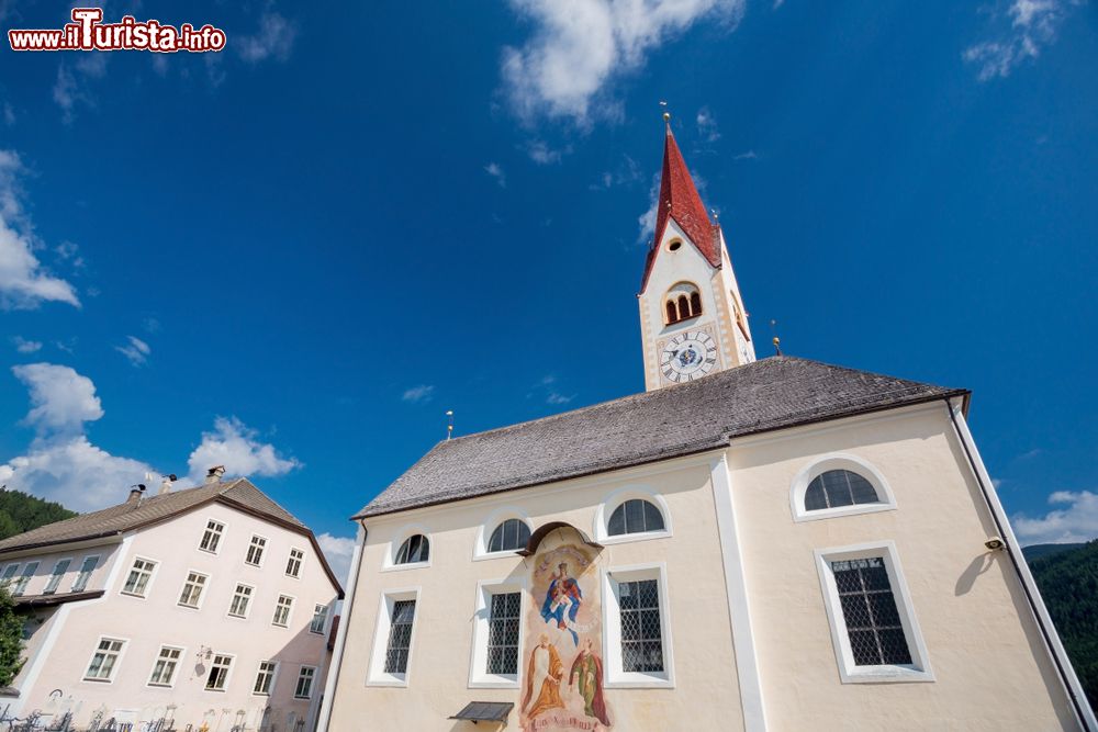 Immagine Una chiesa in centro a Valdaora Trentino Alto Adige