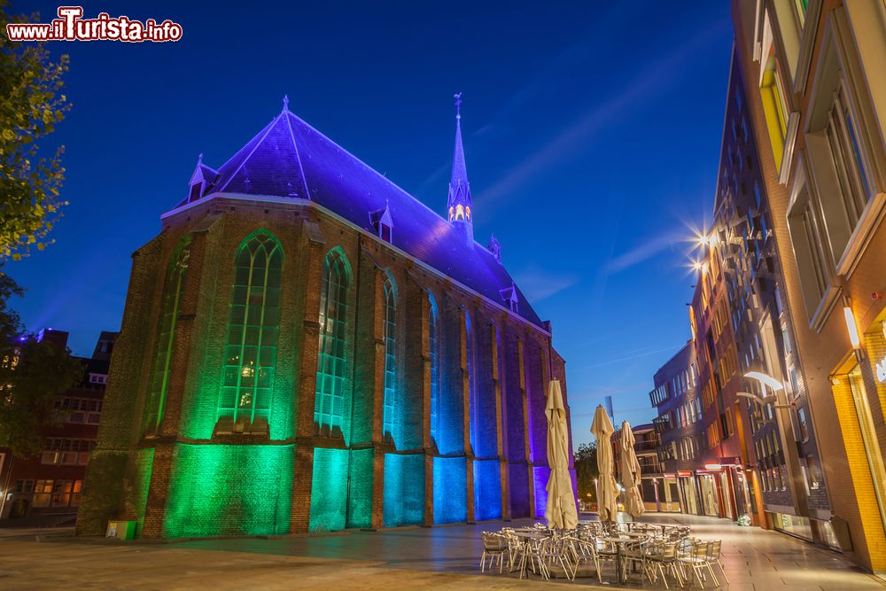 Immagine Una chiesa antica illuminata di notte nel centro storico di Nijmegen, Olanda.