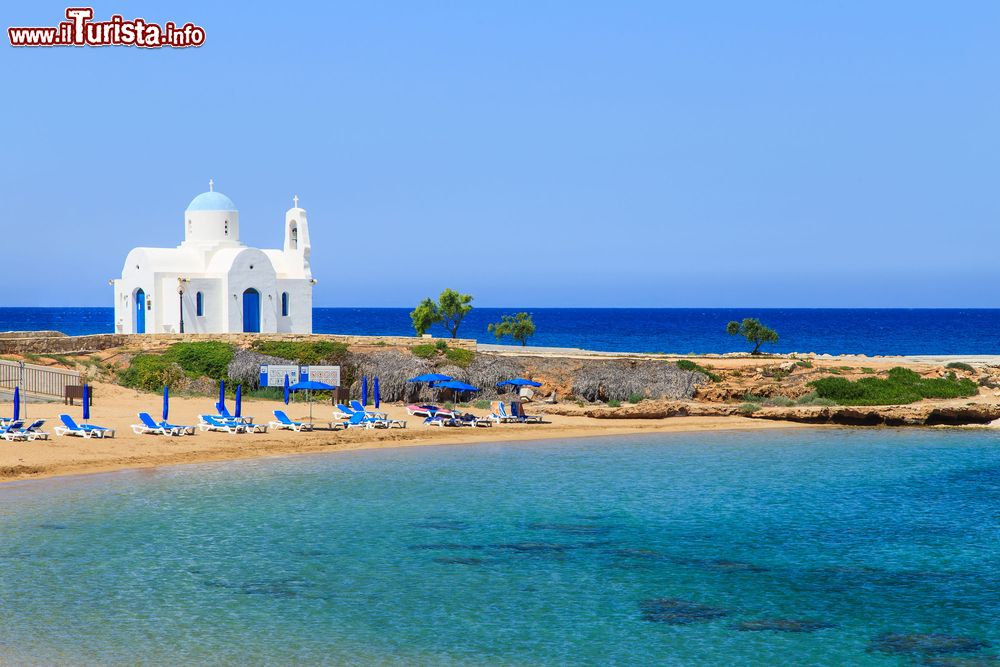Immagine Una chiesa bianca sulla spiaggia di Protaras, vicino a Ayia Napa, isola di Cipro.