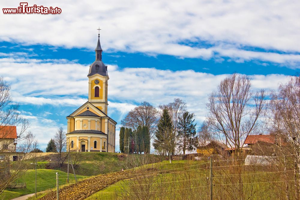 Immagine Una chiesa catolica nel villaggio di Sandrovac, regione di Bilogora, Croazia Centrale