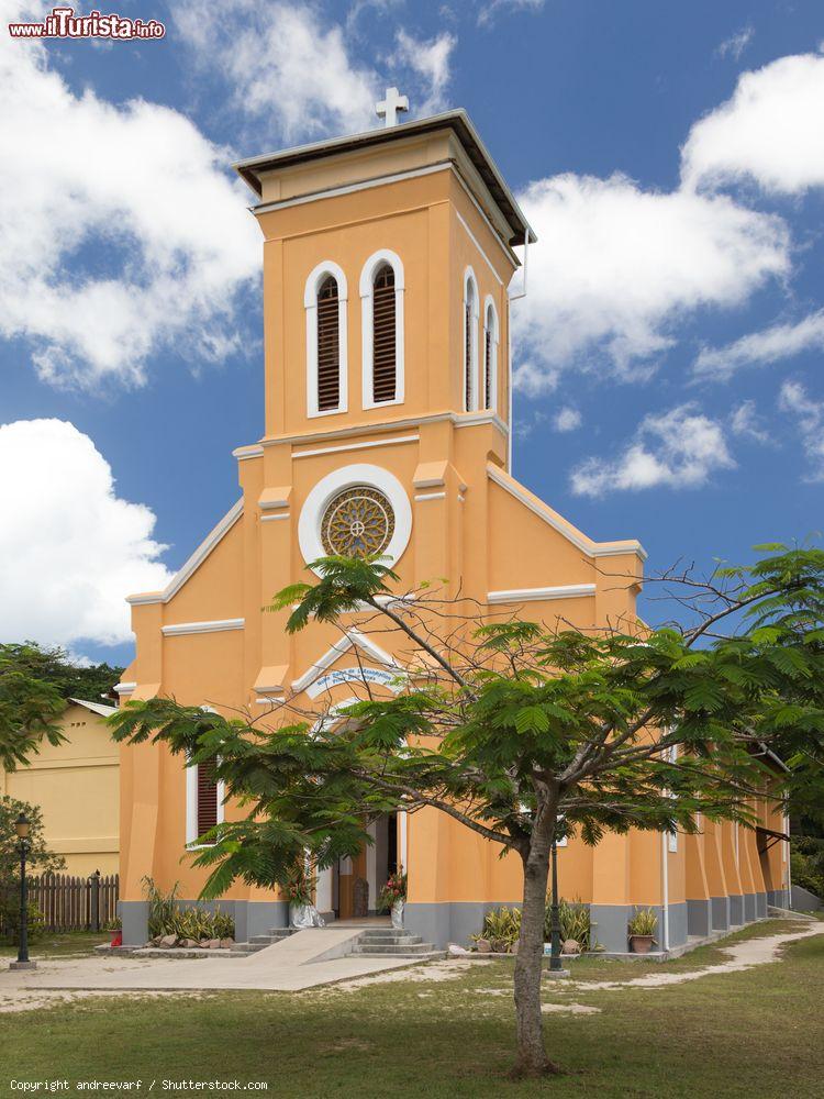 Immagine Una chiesa cattolica a La Digue, Seychelles. Immersa nella rigogliosa natura tropicale, sorge questa graziosa chiesetta di rito cattolico - © andreevarf / Shutterstock.com