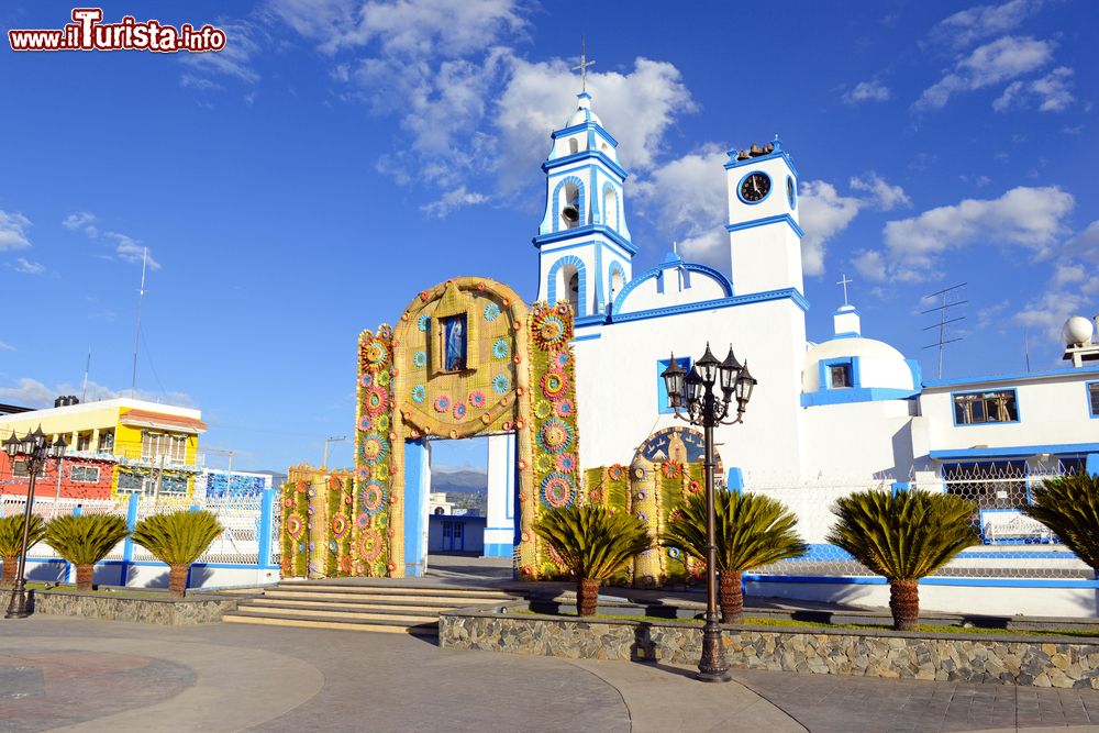 Immagine Una chiesa colorata al confine fra Veracruz e Puebla, vicino al Pico de Orizaba, Messico.