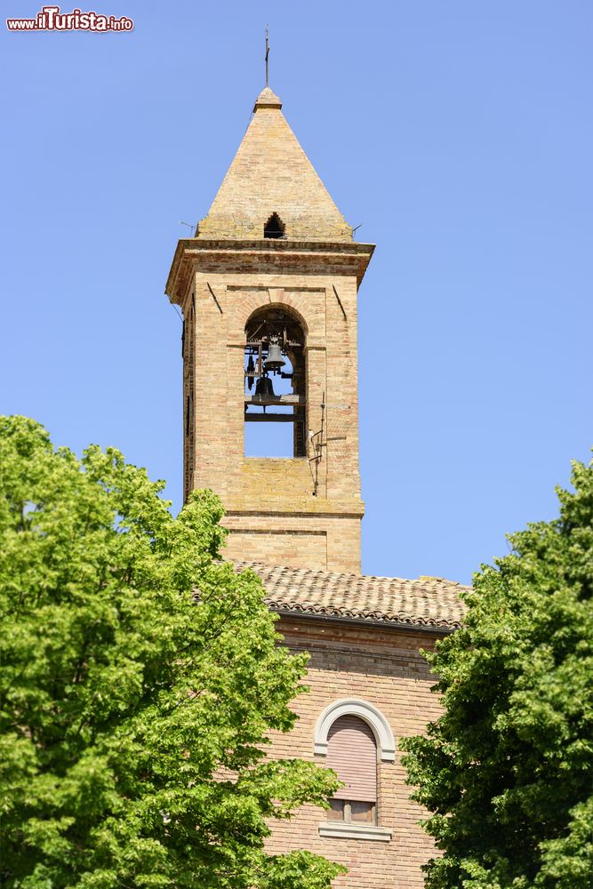 Immagine Una chiesa con campanile nel centro storico di Urbisaglia nelle Marche