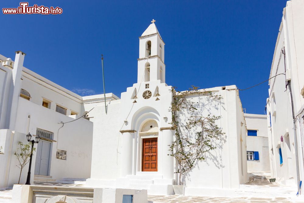 Immagine Una chiesa con campanile sull'isola di Tino, Grecia.