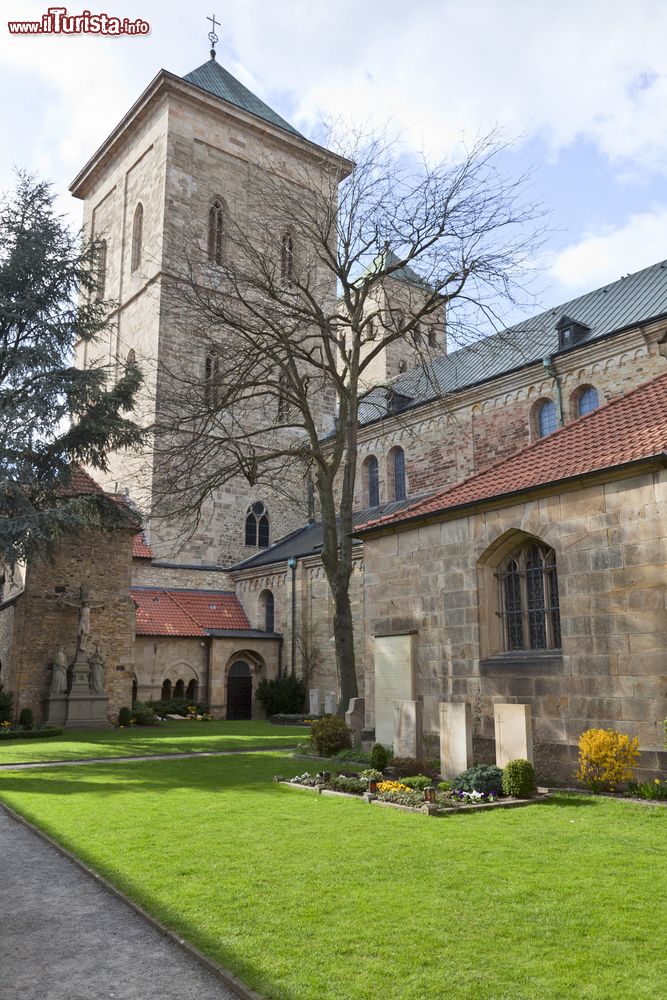 Immagine Una chiesa con cimitero nella cittadina di Osnabruck, Bassa Sassonia, Germania.