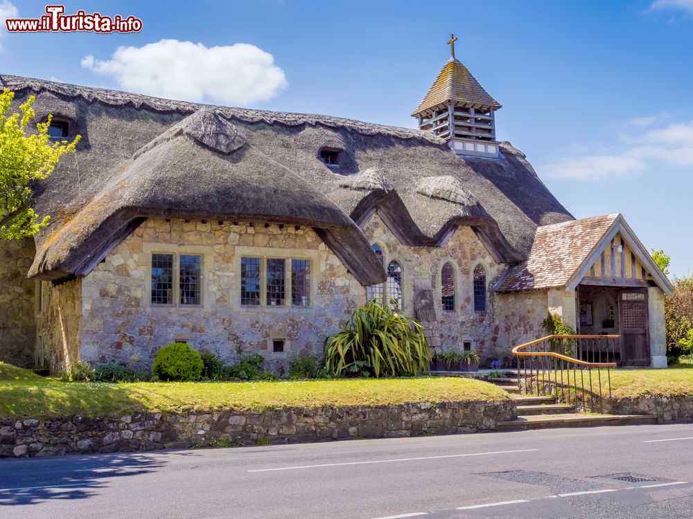 Immagine Una chiesa cottage nella campagna dell'isola di Wight, Inghilterra.