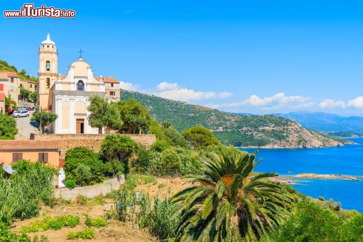 Immagine Una chiesa del borgo francese di Cargese in Corsica