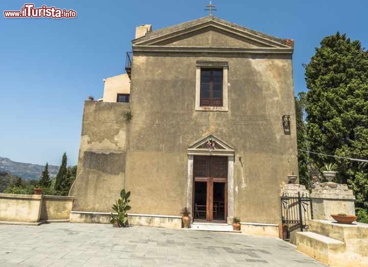 Immagine Una chiesa antica del centro di Savoca in Sicilia- © RubinowaDama / Shutterstock.com