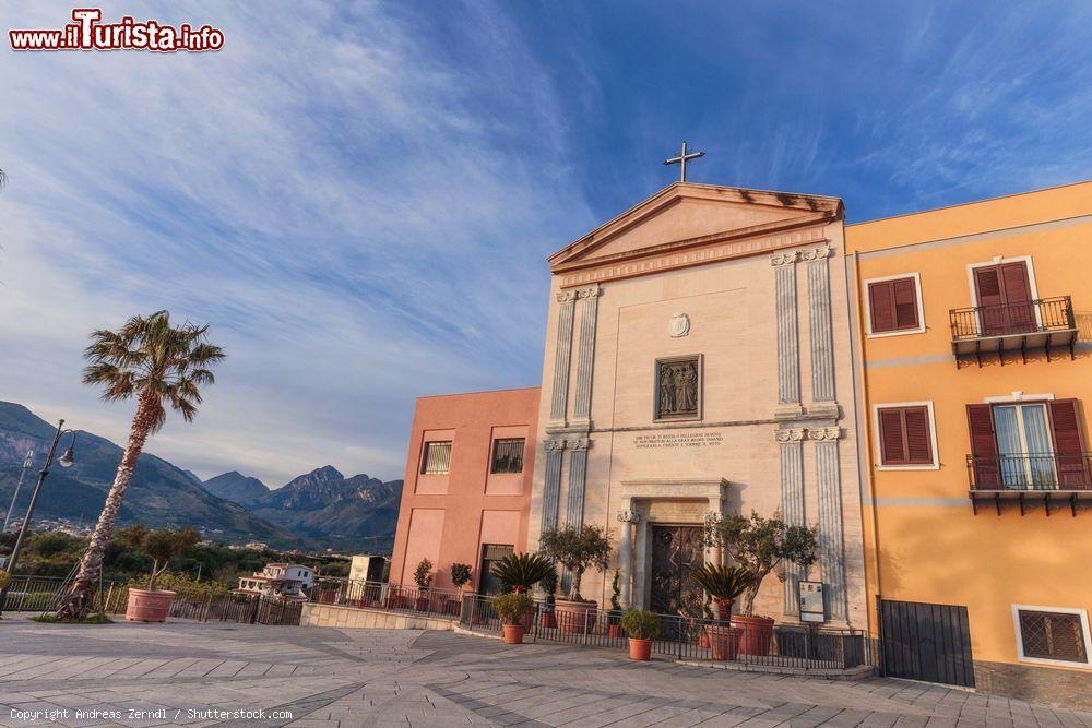 Immagine Una chiesa del centro storico di  Altavilla Milicia vicino a Palermo in Sicilia - © Andreas Zerndl / Shutterstock.com