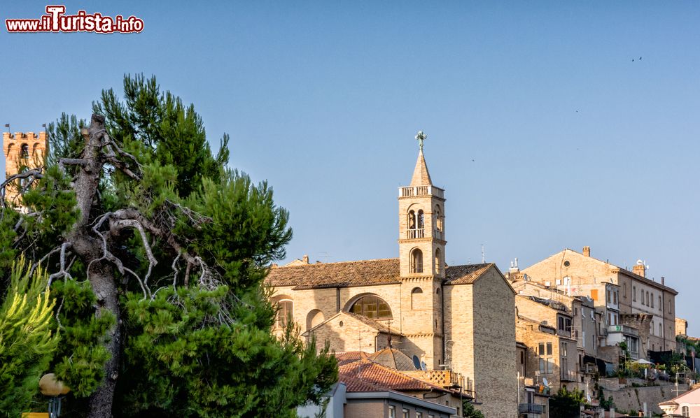 Immagine Una chiesa del centro storico di Civitella del Tronto, villaggio del teramano in Abruzzo.