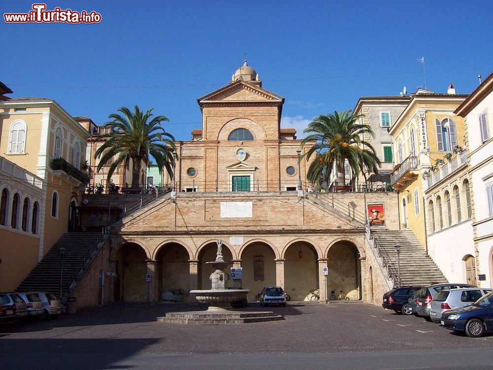 Immagine Una chiesa del centro storico di Cupra Marittima, Ascoli Piceno, Marche. Antica colonia romana, questa località deve il suo nome alla Dea Cupra, divinità picena poi divenuta oggetto di adorazione dai romani stessi.