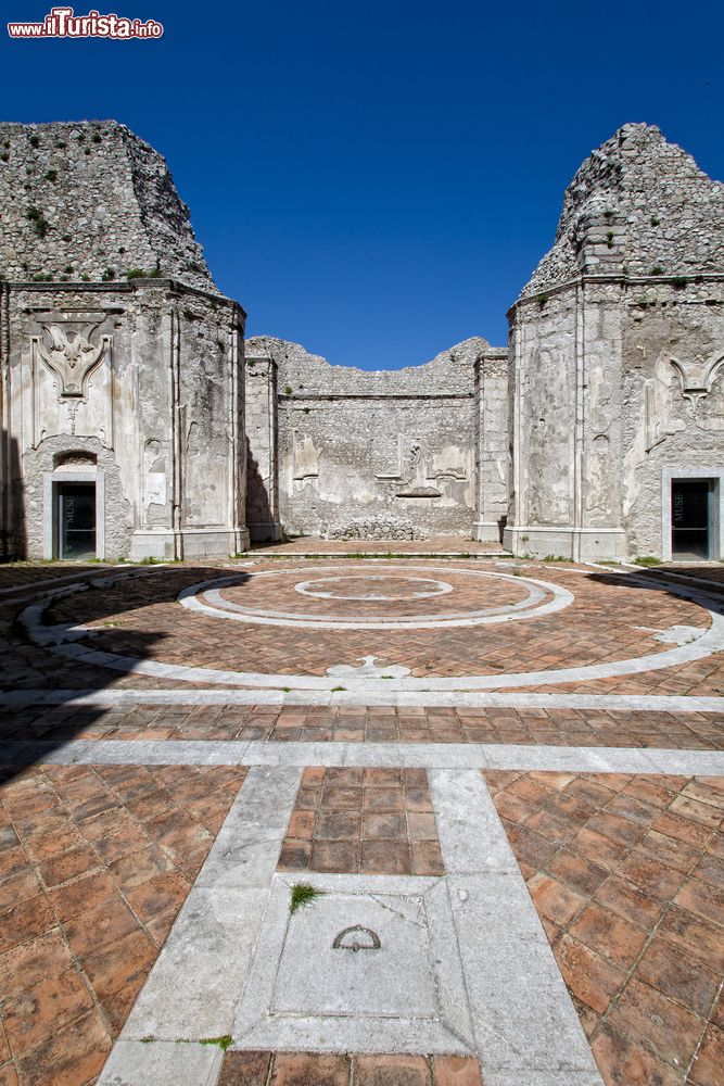 Immagine Una chiesa in rovina nel complesso dell'Abbazia del Goleto a Sant'Angelo dei Lombardi