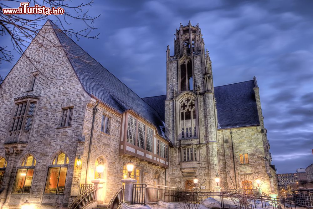 Immagine Una chiesa della cittadina di Madison, in Wisconsin, fotografata al crepuscolo (USA).