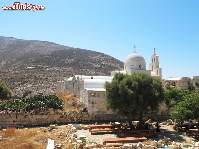 Immagine Una chiesa dell'isola di Anafi, Grecia. Gli edifici religiosi, intonacati con calce bianca, richiamano la tipica architettura delle Cicladi - © Kostas Koutsaftikis / Shutterstock.com