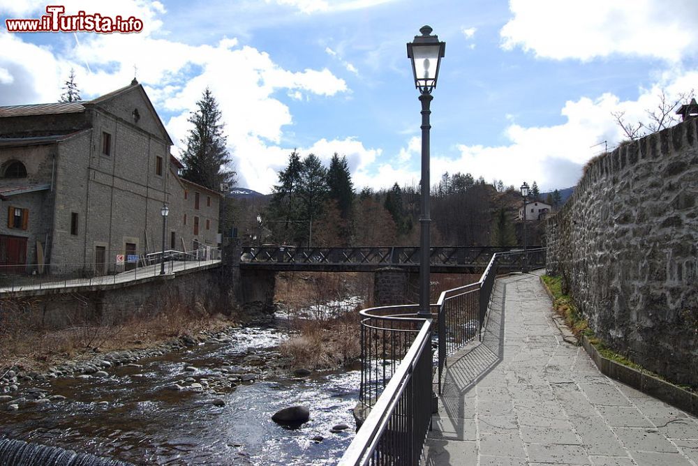 Immagine Una Chiesa di Fiumalbo e il  Ponte del Seminario, Emilia-Romagna - © Alessandro Seno - CC BY-SA 3.0, Wikipedia